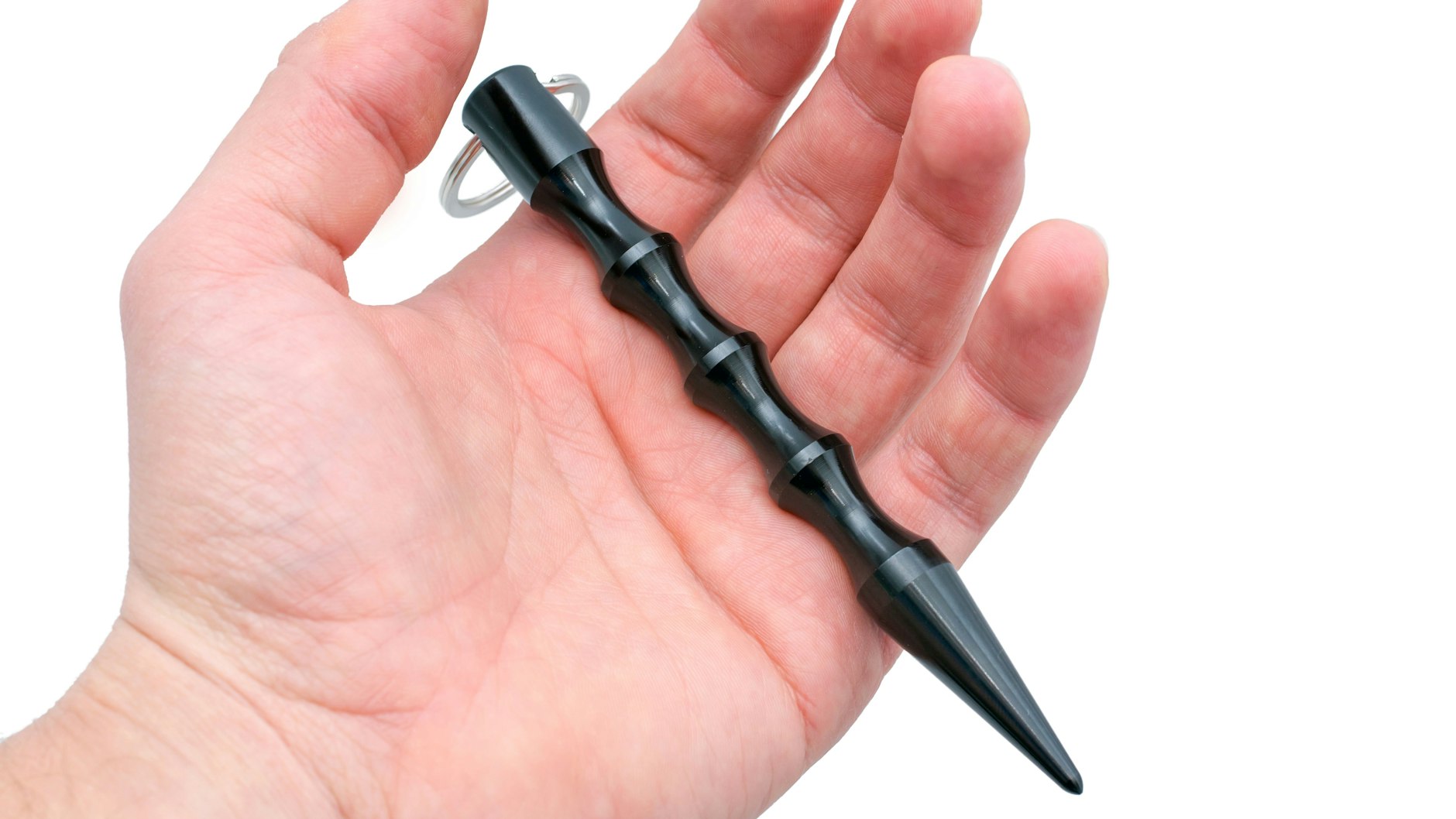 Ein sogenannter Kubotan, ein dünner Metallstab mit Spitze. Gilt laut Waffengesetz nicht als Waffe.