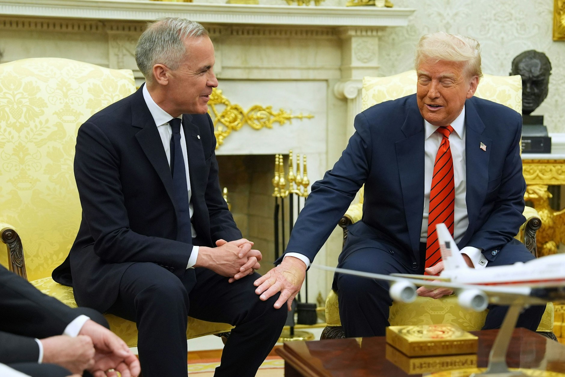 US-Präsident Donald Trump (r) spricht mit dem kanadischen Premierminister Mark Carney im Oval Office des Weißen Hauses.