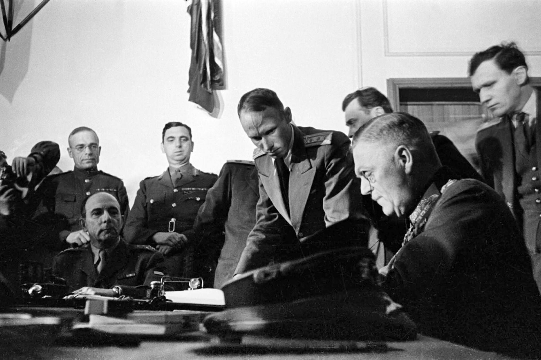 Als Wilhelm Keitel die Kapitulationsurkunde am 8. Mai 1945 unterschrieb, war es in Berlin-Karlshorst kurz vor Mitternacht.