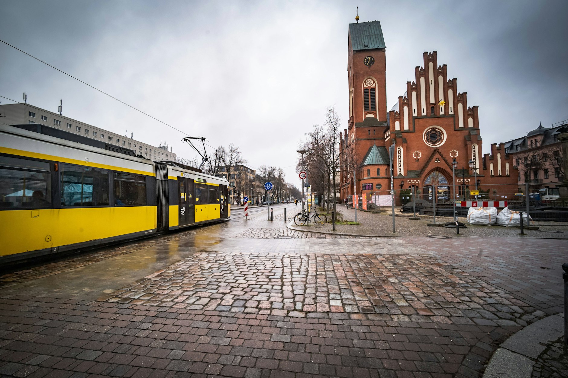 In der Bölschestraße soll ein Modellprojekt für die Verbesserung des Fußverkehrs in Köpenick sorgen. Doch die Planung stockt.