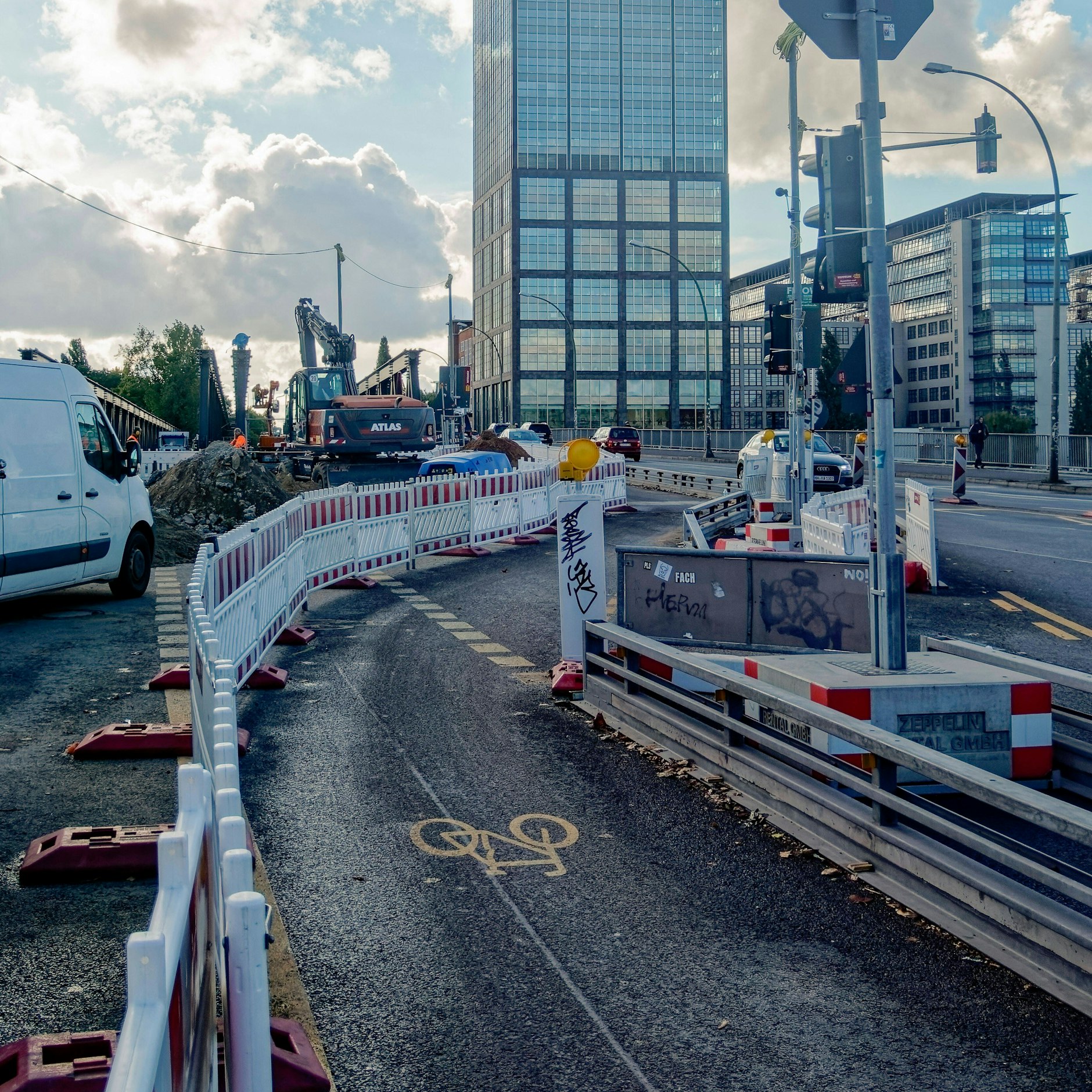Das Errichten eines sicheren Radweges Am Treptower Park zwischen Elsen- und Bouchéstraße scheitert laut Köpenicker Stadträtin am Bau der Elsenbrücke.