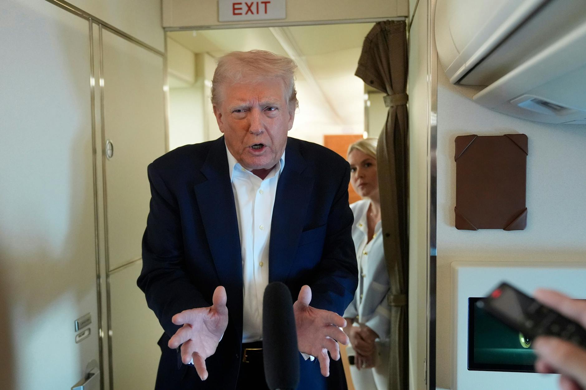 US-Präsident Donald Trump spricht mit Reportern in der Air Force One.