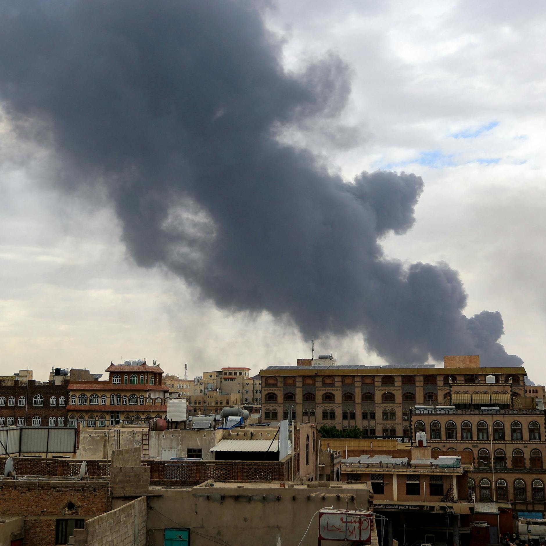 Image - Sanaa: Luftangriffe von Israel und den USA „zerstören“ Jemens internationalen Flughafen