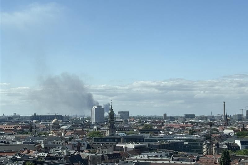 Über Berlin ist eine große Rauchwolke zu sehen.