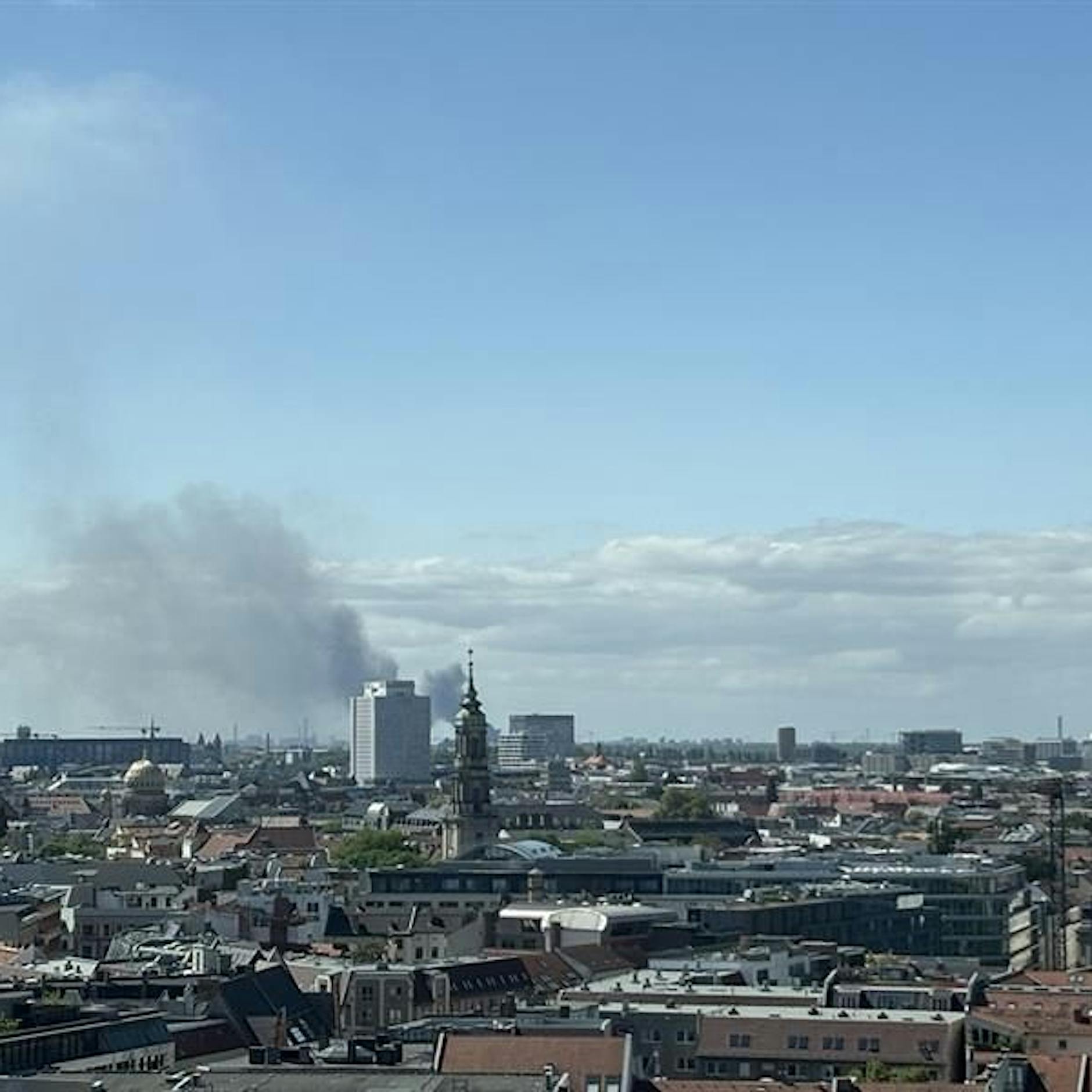Große Rauchwolke über Berlin: Industrieanlage in Haselhorst in Flammen