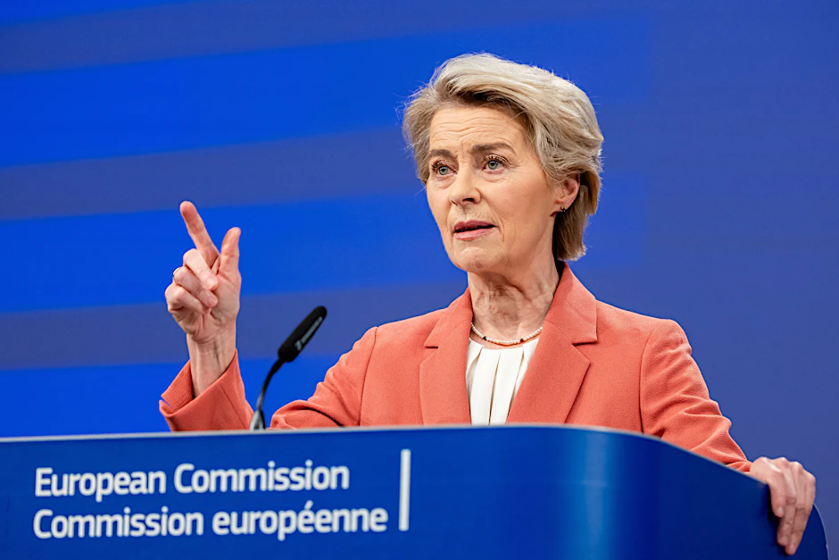 Die Präsidentin der Europäischen Kommission, Ursula von der Leyen, spricht am Hauptsitz der EU zu den Medienvertretern.