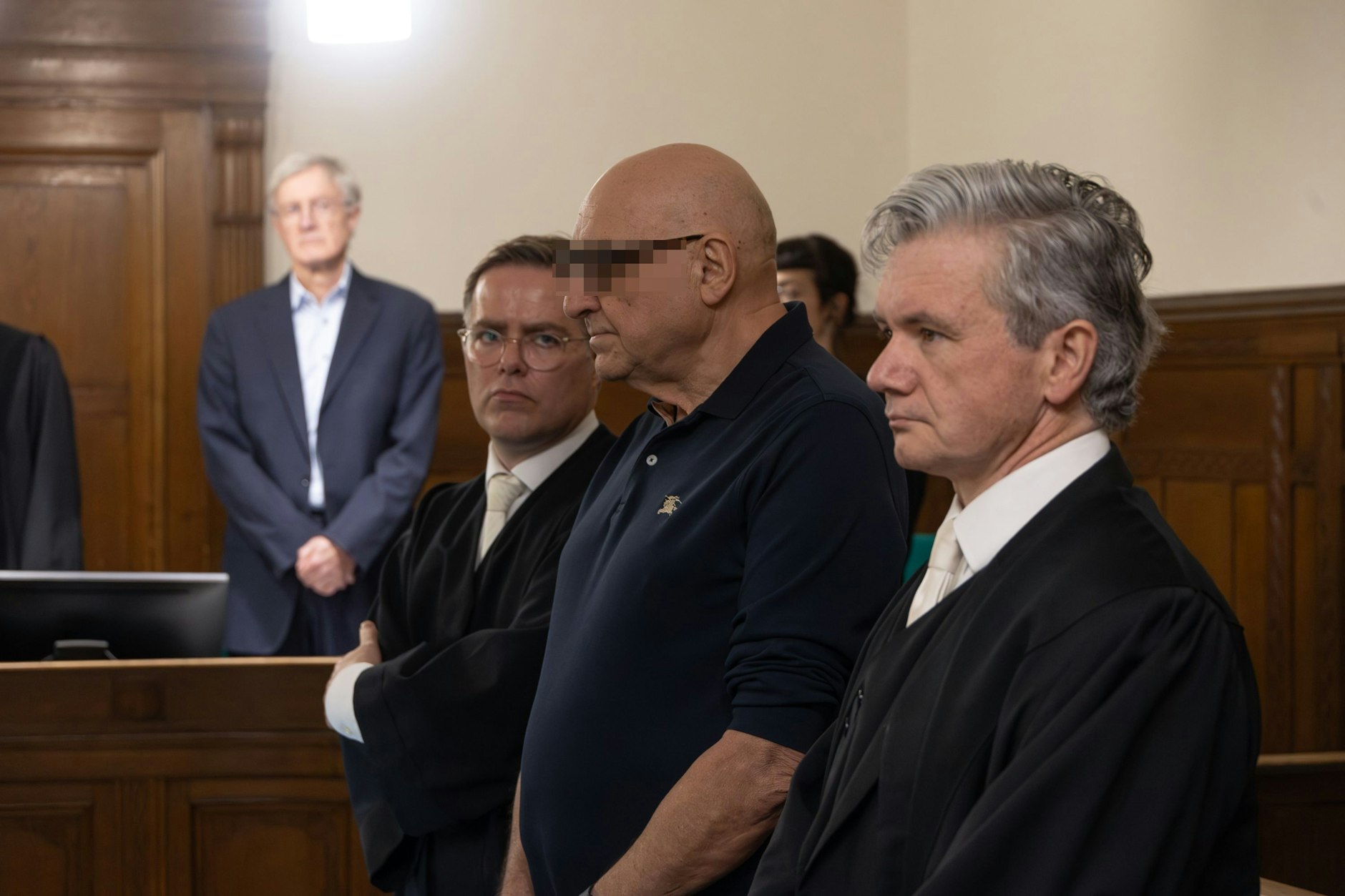 Der Angeklagte Dr. Todor D. (78) zwischen seinen beiden Verteidigern. Hat er bei der Behandlung einer Patientin gravierende Fehler gemacht?