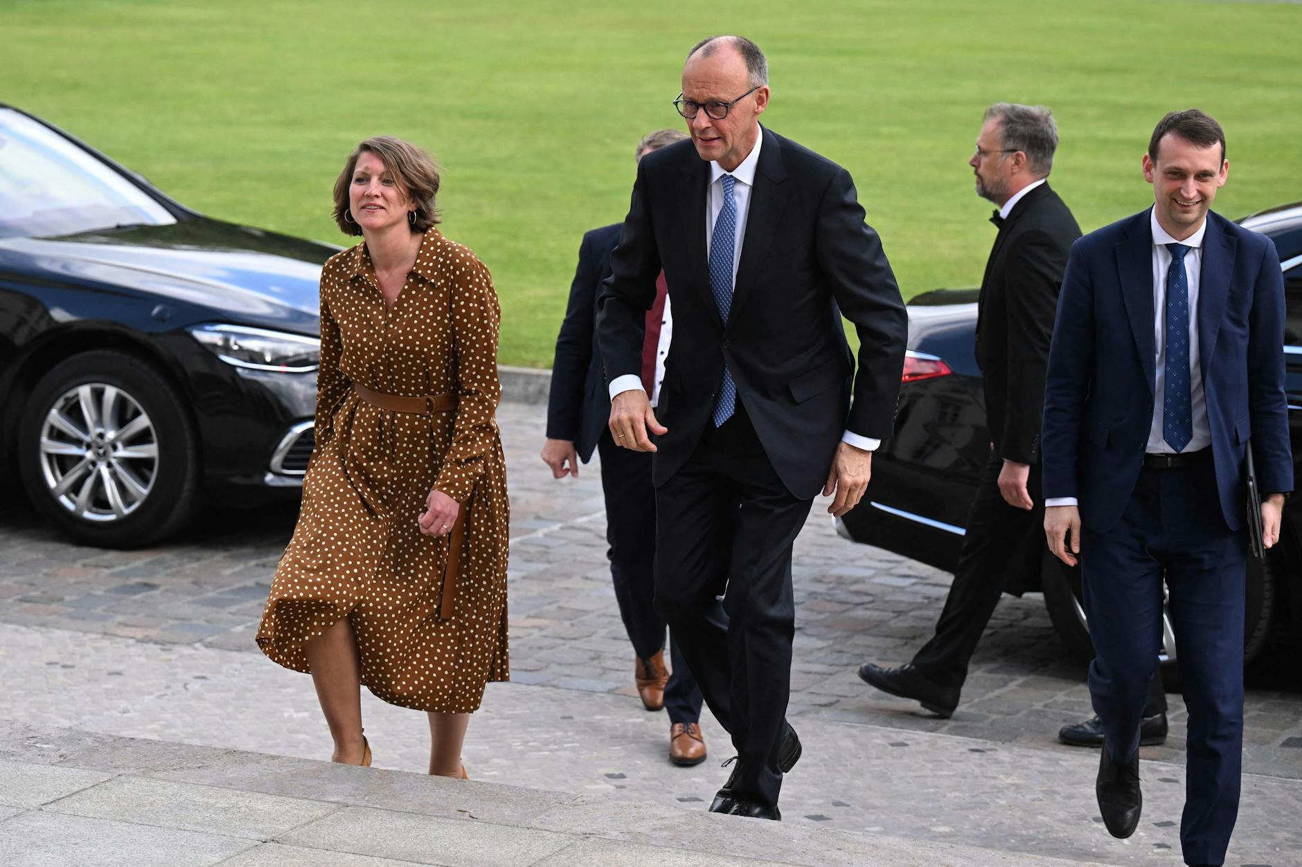 Friedrich Merz wird von der Leiterin des Bundespräsidialamtes Dörte Dinger im Präsidialschloss Bellevue in Berlin begrüßt.
