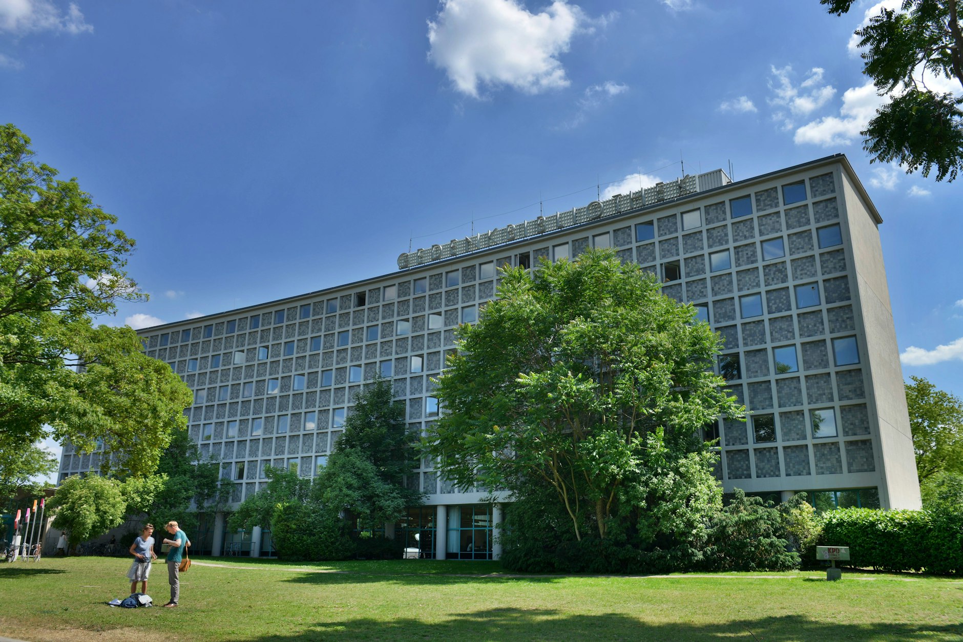 Auf dem Blücherplatz nahe der Amerika-Gedenkbibliothek in Friedrichshain-Kreuzberg ist ein Denkmal für das Dersim-Massaker eingeweiht worden.
