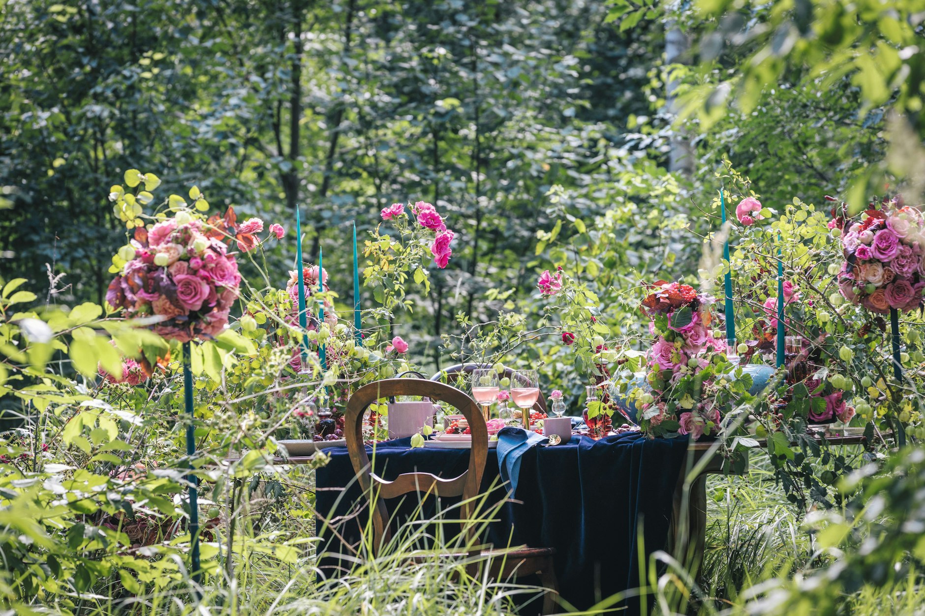 Ein Sommertagstraum – und der blühende Beweis für Björn Kroners These, dass ein gedeckter Tisch ohne Blumen kein wirklich gedeckter Tisch ist.
