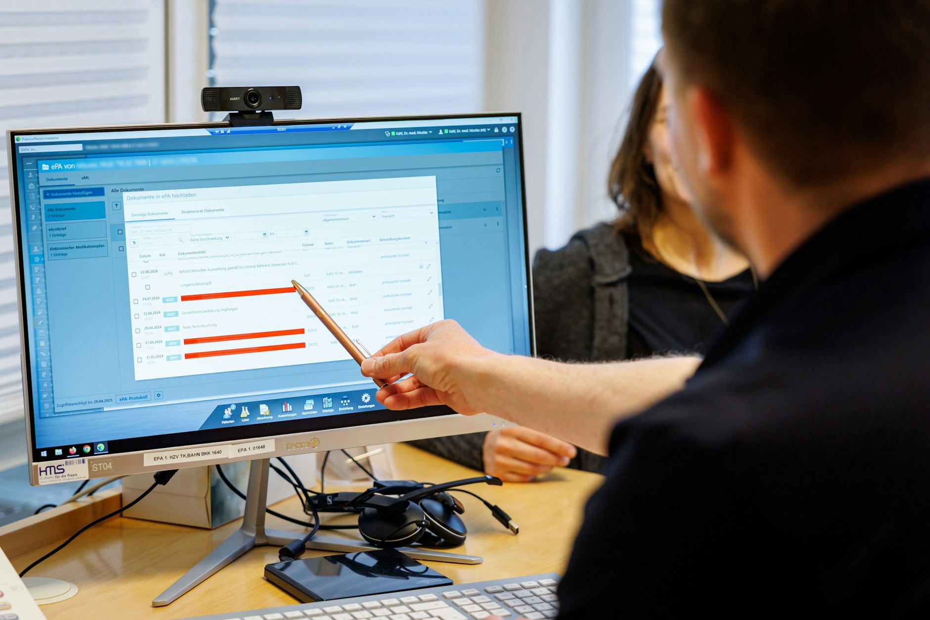 Ein Arzt bespricht mit einer Patientin Inhalte aus ihrer elektronischen Patientenakte.