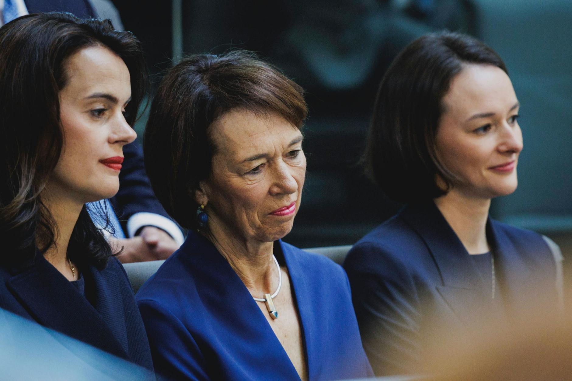 Charlotte Merz (Mitte), die Frau von Friedrich Merz, mit den gemeinsamen Töchtern Carola Clüsener (links) und Constanze Merz (rechts).