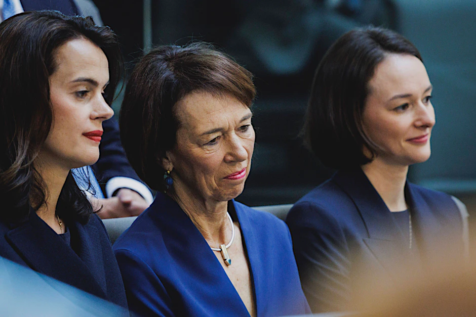 Charlotte Merz (Mitte), die Frau von Friedrich Merz, mit den gemeinsamen Töchtern Carola Clüsener (links) und Constanze Merz (rechts).