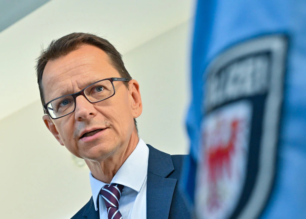 Tamamen şaşırtıcı ve net nedenlerden bahsetmeden: Brandenburg Anayasanın Korunması Başkanı
