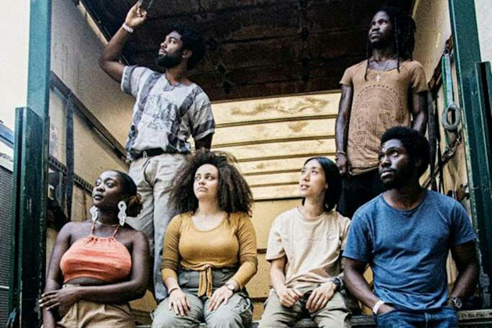 Cassie Kinoshi (l.) spielt mit ihrem Bandprojekt Brown Penny 2025 auf dem XJazz in Berlin.