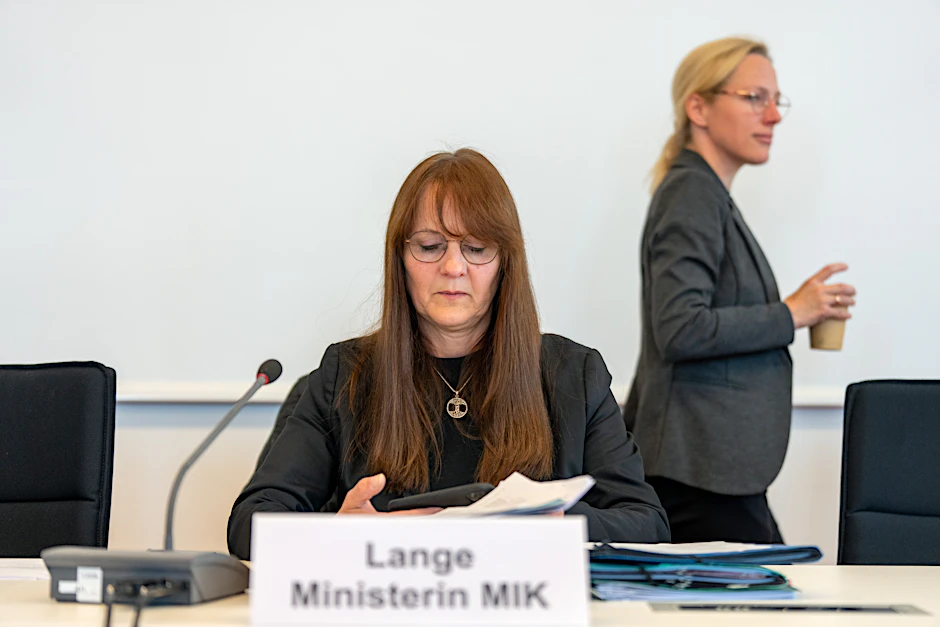 Brandenburgs Ministerin des Inneren, Katrin Lange (SPD), in der Sitzung des Innen-Ausschusses im Potsdamer Landtag