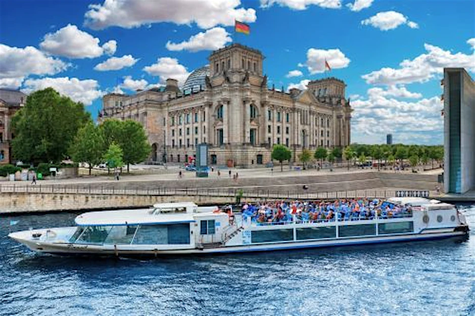 Wie wäre es zu Pfingsten mit einer Schiffstour durch Berlin oder die Seen im Umland mit einem kühlen Getränk und Informationen zu den Highlights am Ufer?