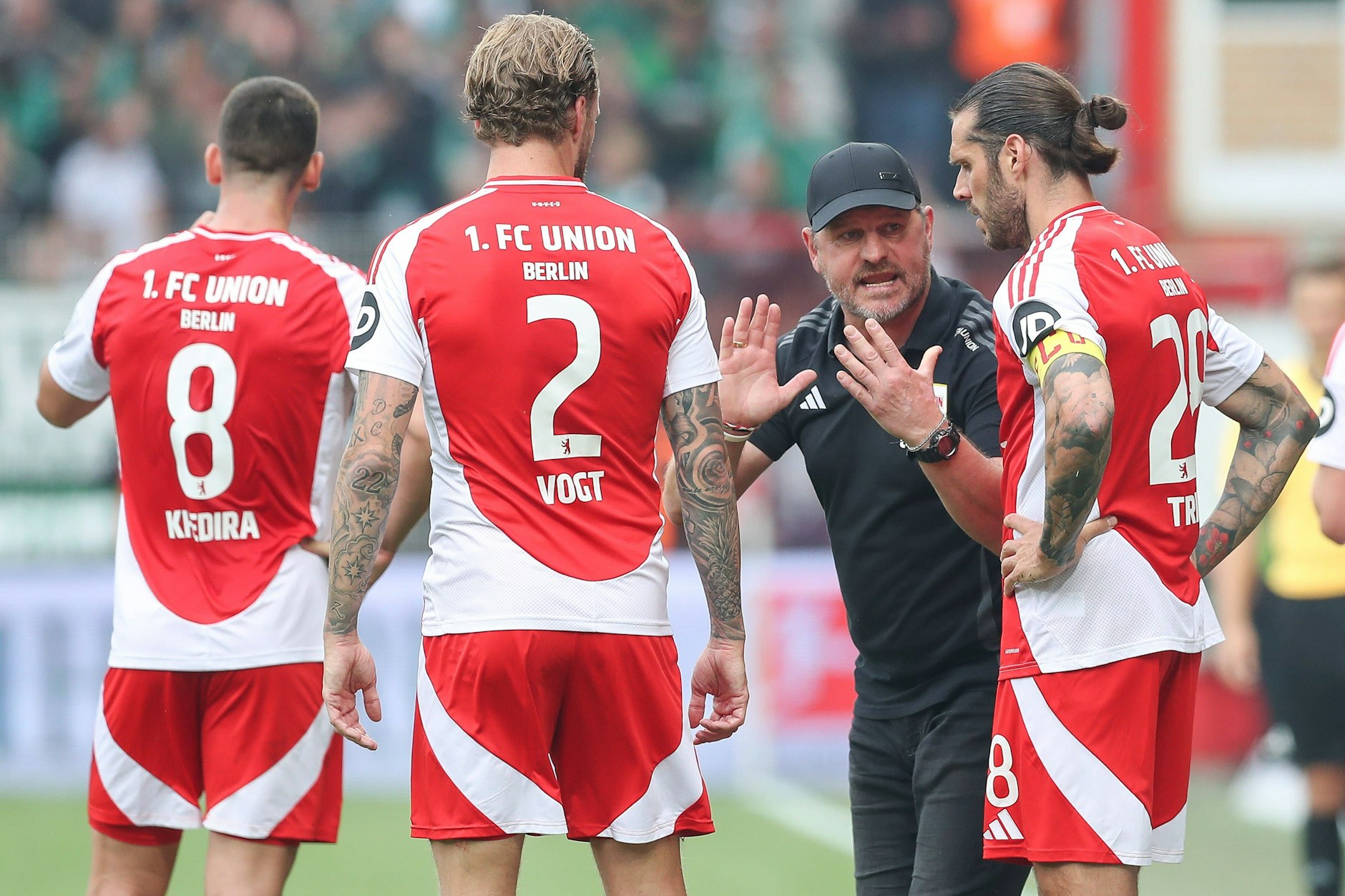 Steffen Baumgart (53) und seine drei wichtigsten Anführer beim 1. FC Union: Rani Khedira (31), Kevin Vogt (33) und Christopher Trimmel (38).