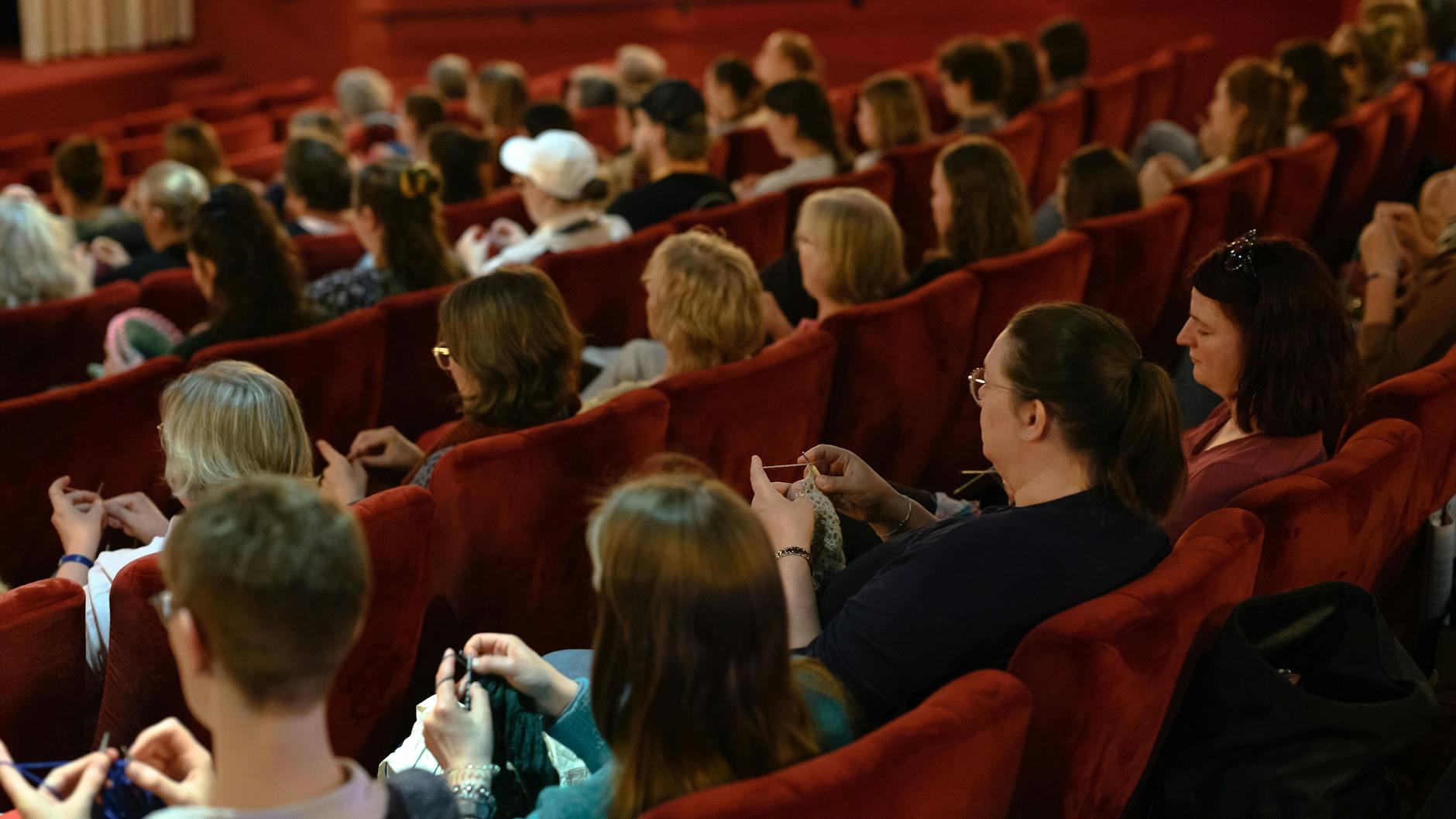 Zusammen stricken und im Kino einen Film schauen liegt voll im Trend.