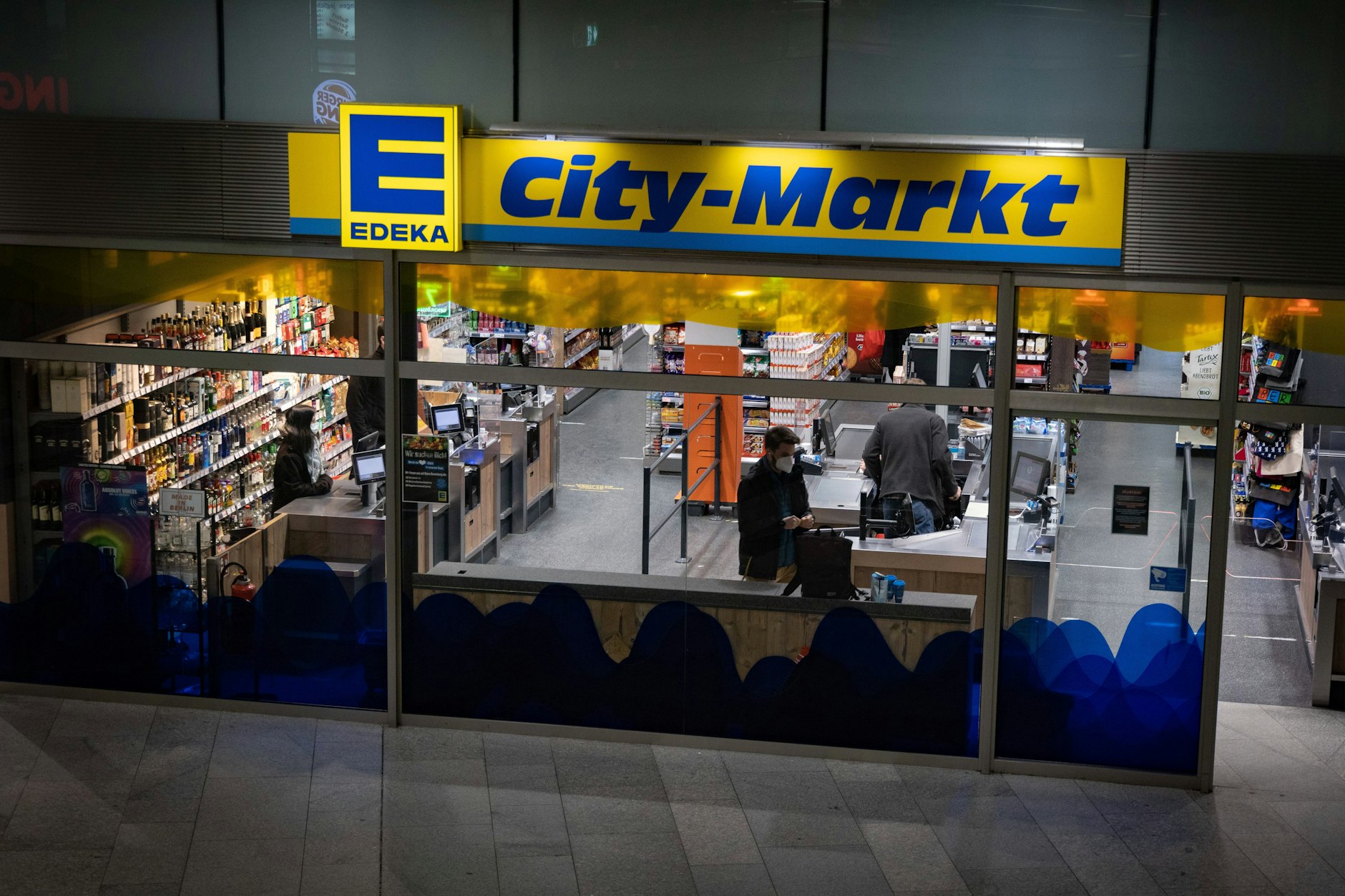 Der Edeka im Bahnhof Friedrichstraße ist trotz Feiertag geöffnet.