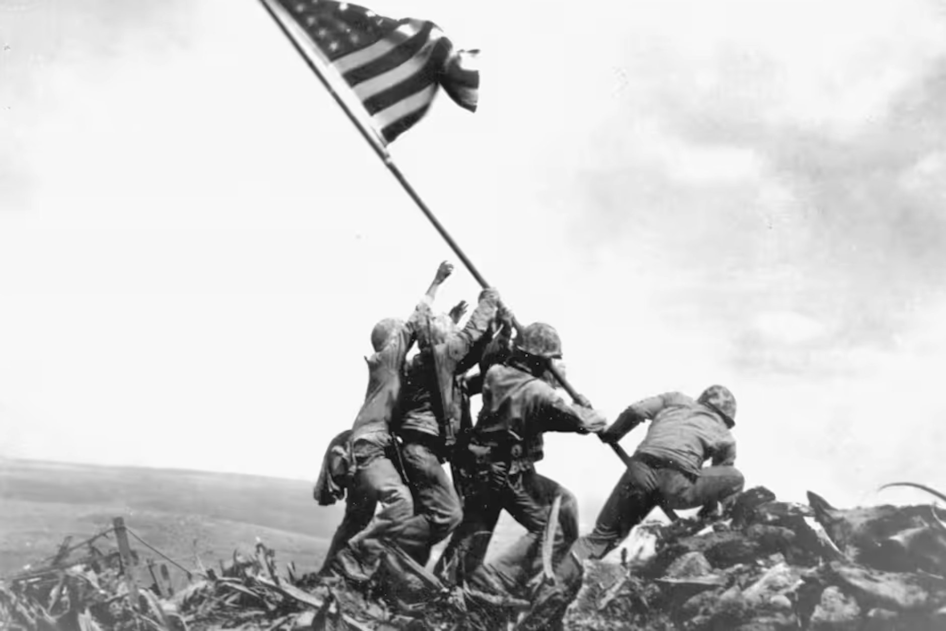 Hissen der amerikanischen Flagge auf Iwojima.