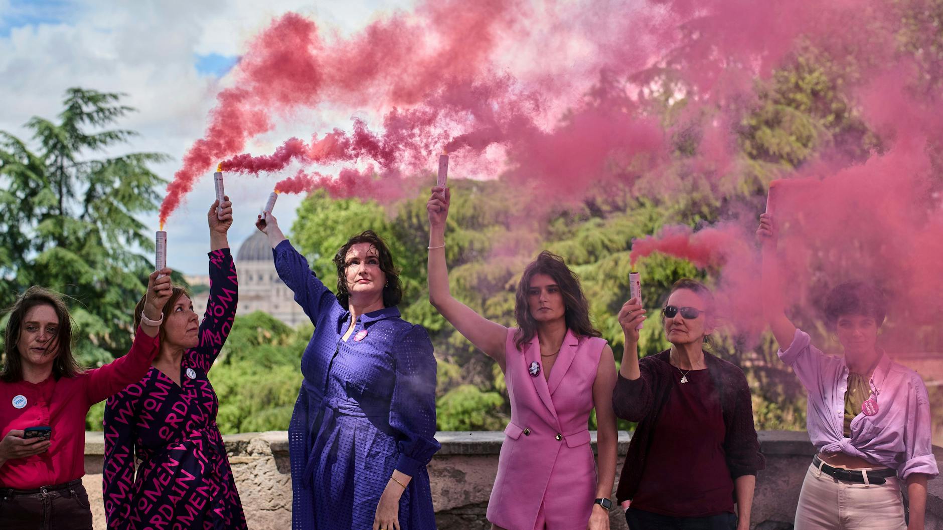 Aktivistinnen lassen am ersten Tag des Konklaves zur Wahl des 267. Papstes in Rom rosa Rauch aufsteigen, um damit die volle Gleichberechtigung der Frauen in der katholischen Kirche zu fordern.