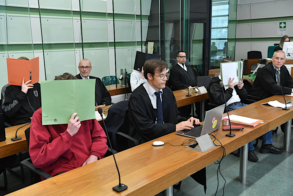 Vier mutmaßliche Neonazis stehen seit Mittwoch vor dem Amtsgericht Tiergarten. Nur Elias U. (hinten l.) äußerte sich zu den Vorwürfen.