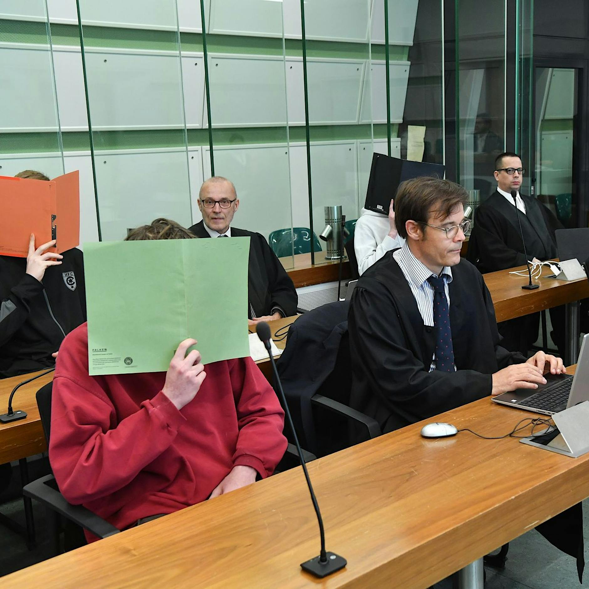 Neonazis griffen im Wahlkampf SPD-Politikerin Macmillan und Ehemann an: „Ich dachte, mein Mann stirbt“