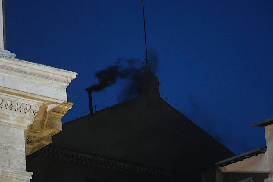 Schwarzer Rauch quillt aus dem Schornstein der Sixtinischen Kapelle während des Konklaves zur Wahl eines neuen Papstes im Vatikan.