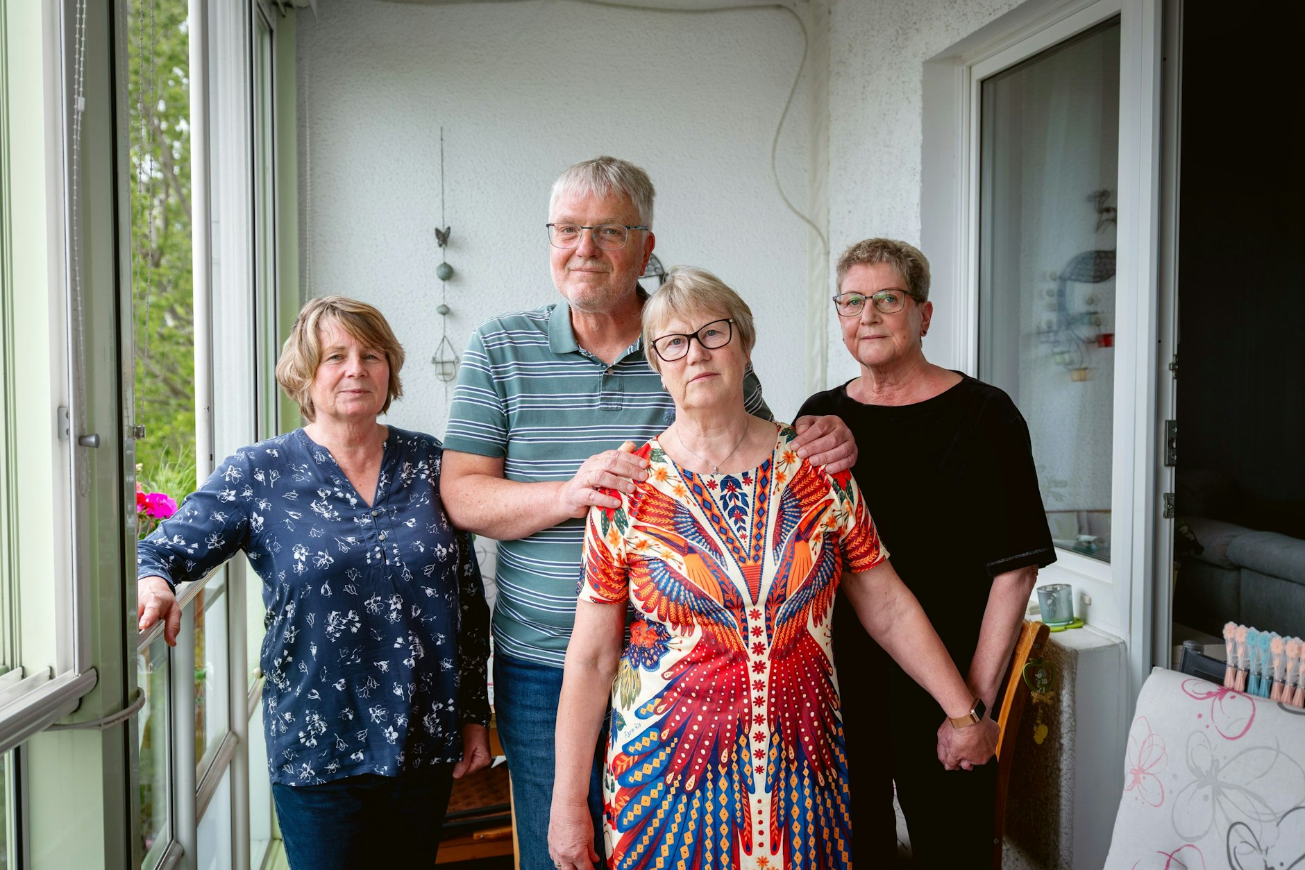 Ilona Seyfert, Jens-Olav Preuß, Steffi Himmelweit und Anke Preuß (v.l.n.r.) auf dem Balkon ihres Wohngebäudes in Marzahn-Ost. Doch der Blick ins Grüne könnte bald passé sein.