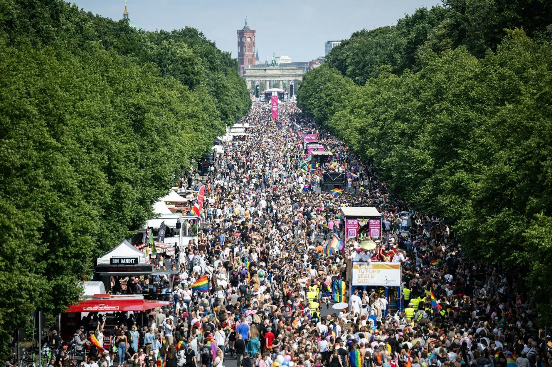 Zahlreiche Menschen haben sich bei der 45. Berlin Pride-Parade zum Christopher Street Day auf der Straße des 17. Juni versammelt. (Archivfoto 2023)