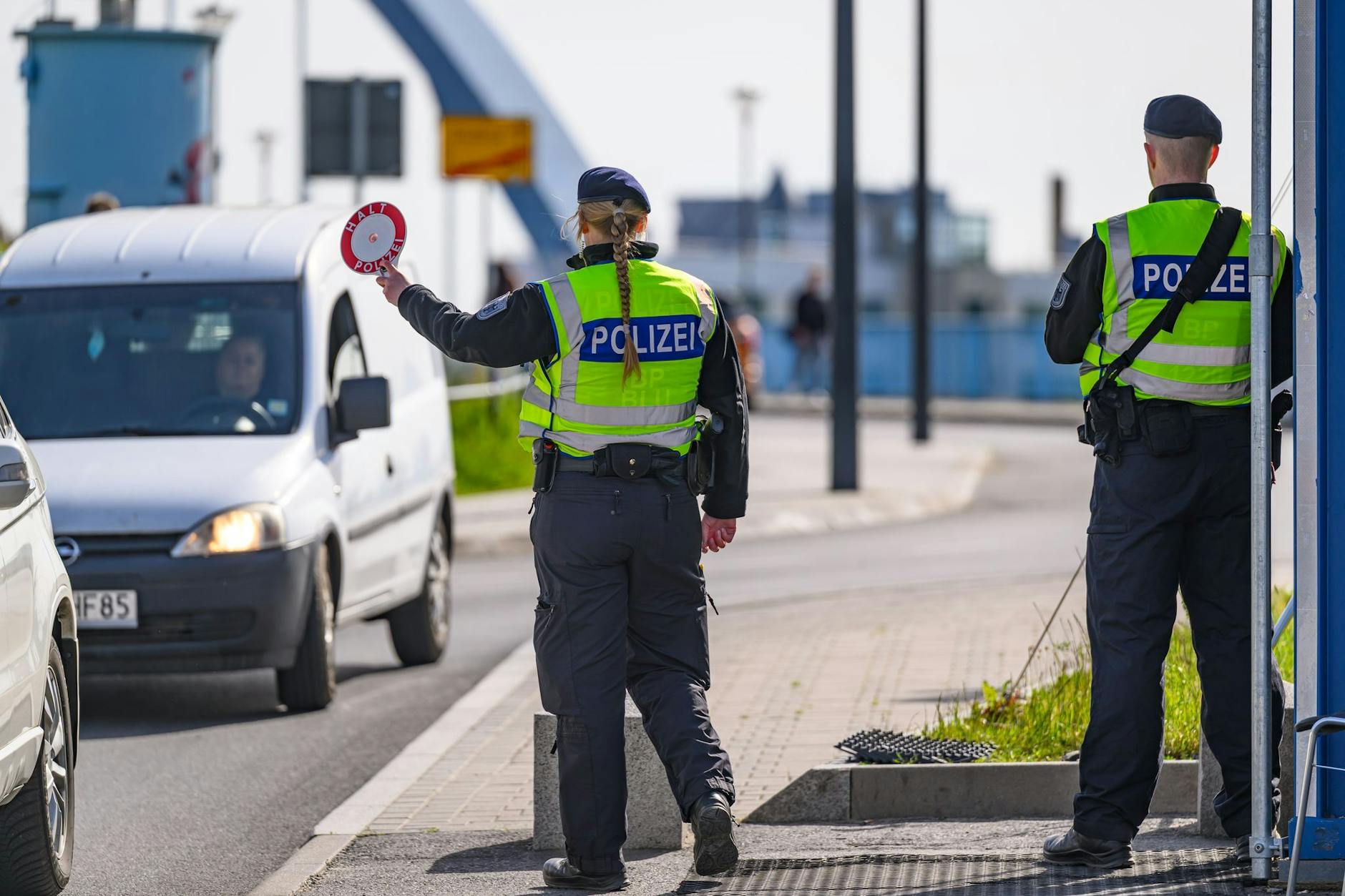 Bundespolizisten haben einen Blick auf verdächtige Fahrzeuge, die aus dem polnischen Slubice nach Frankfurt (Oder) rollen.
