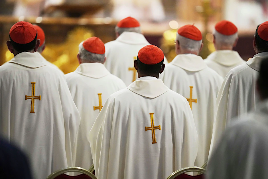 Kardinäle nehmen an einer Messe am achten von neun Trauertagen für den verstorbenen Papst Franziskus im Petersdom im Vatikan teil.