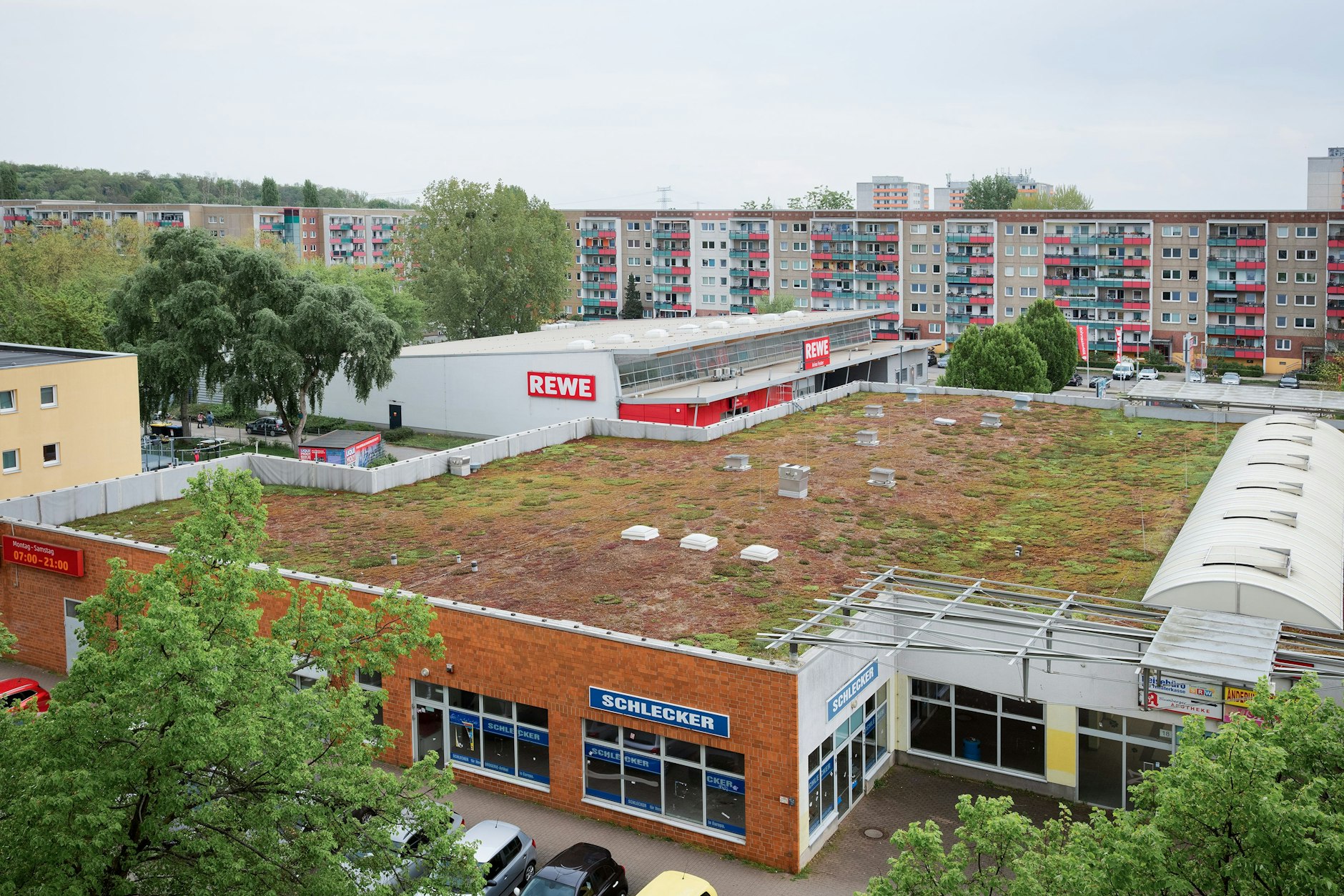 Diese größtenteils leer stehende Ladenpassage in Marzahn soll einem Neubau weichen.