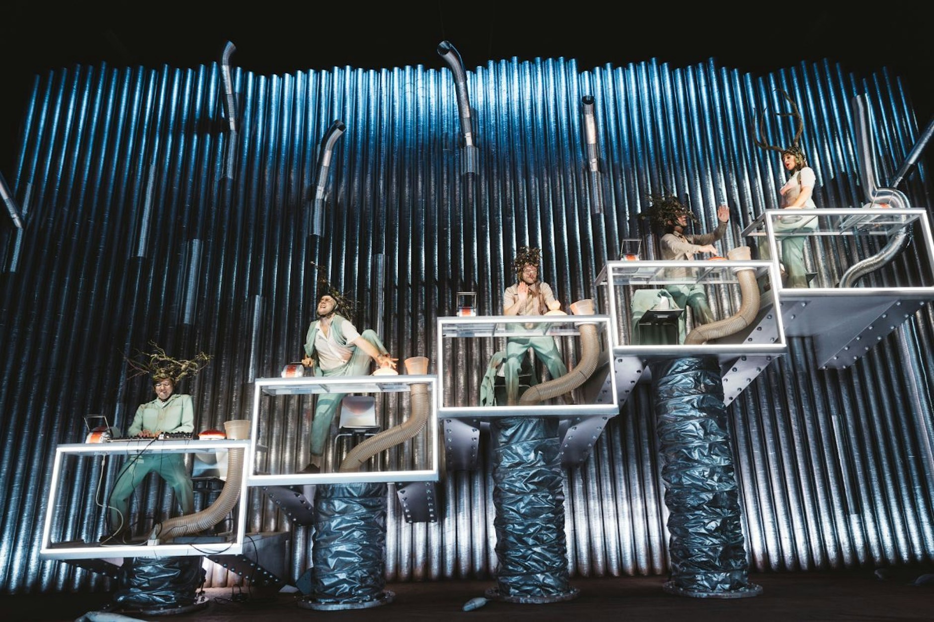 Das Hamburger Ensemble macht sich auf der Bühne über Goethe lustig und protestiert im Anschluss gegen Kulturabbau. Szene aus „Die Maschine oder: Über allen Gipfeln ist Ruh“, das beim Theatertreffen gastiert.