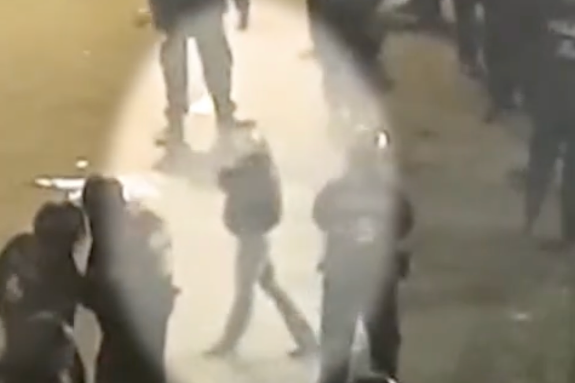 Bei einer Explosion in der Nähe eines Beamten erlitt dieser schwere Beinverletzungen und ist weiterhin nicht dienstfähig. Diese Person in der Mitte des Bildes – möglicherweise eine Frau – wird jetzt gesucht. Polizei bittet um Mithilfe!