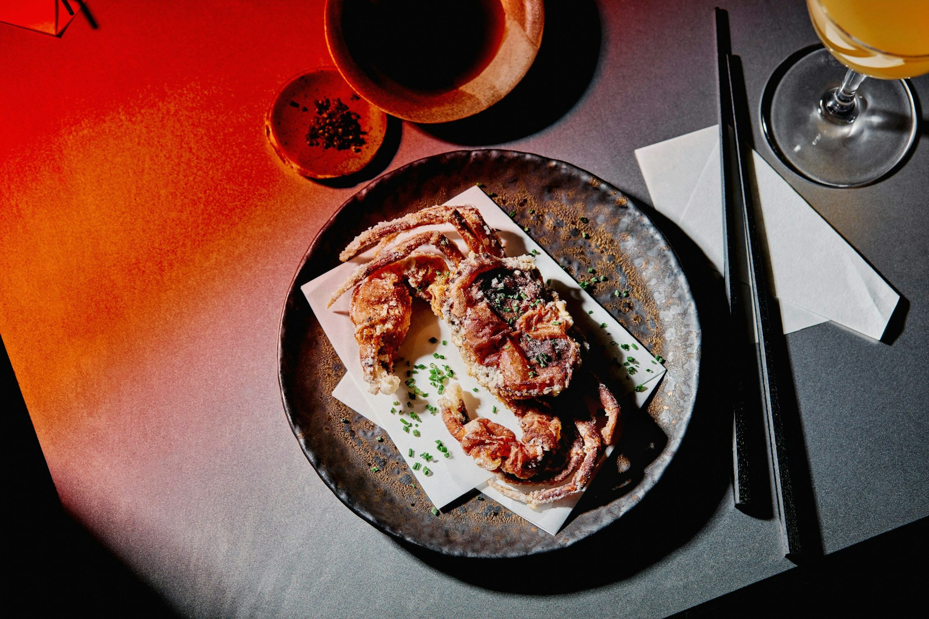 Knusprig, buttrig, köstlich: Im Sahoi wird eine ganze „Crispy Butter Crab“ serviert.