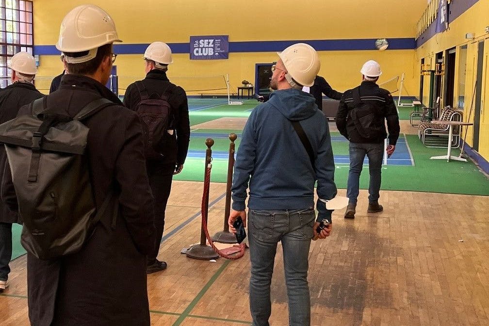 Die Abgeordneten bei dem Besuch im SEZ