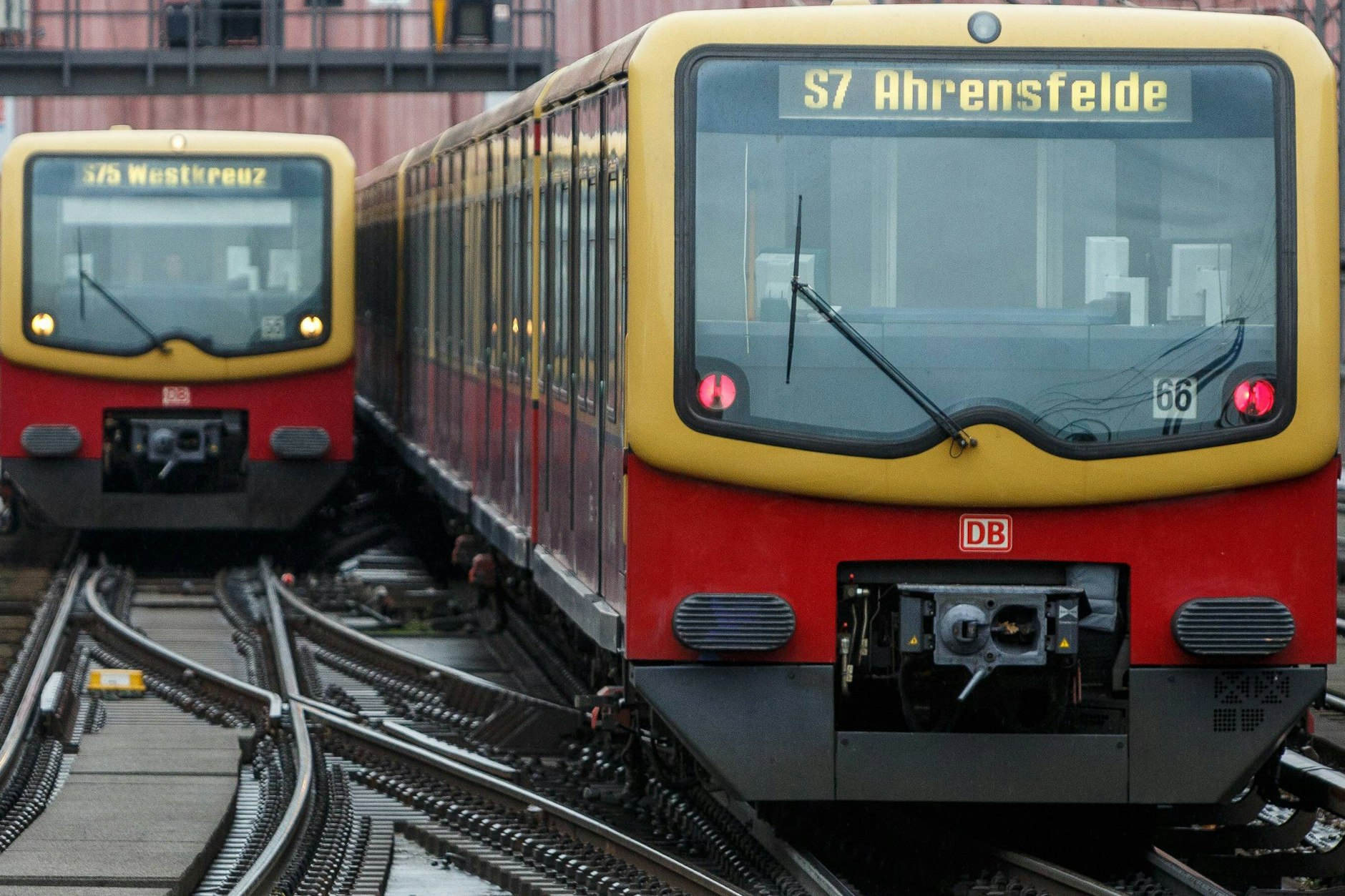 Eine S75 fährt auf der Strecke.