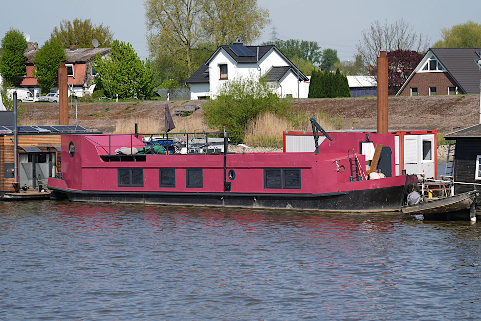 Das pinkfarbene Hausboot, auf dem eine 58 Jahre alte Autorin tot aufgefunden worden war.
