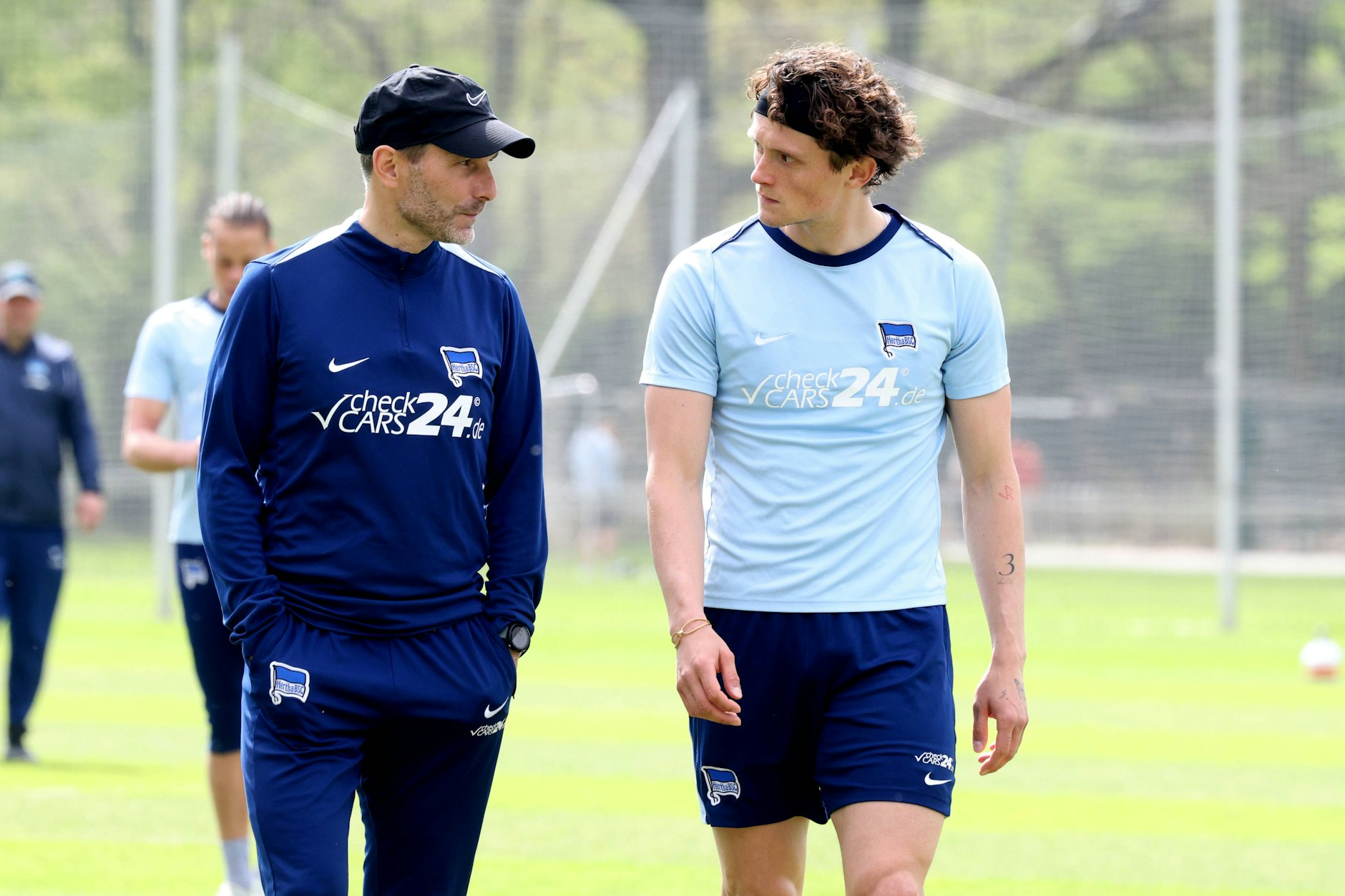 Schauen sich täglich bei Hertha BSC tief in die Augen: Trainer Stefan Leitl (47) und Stürmer Fabian Reese (27).