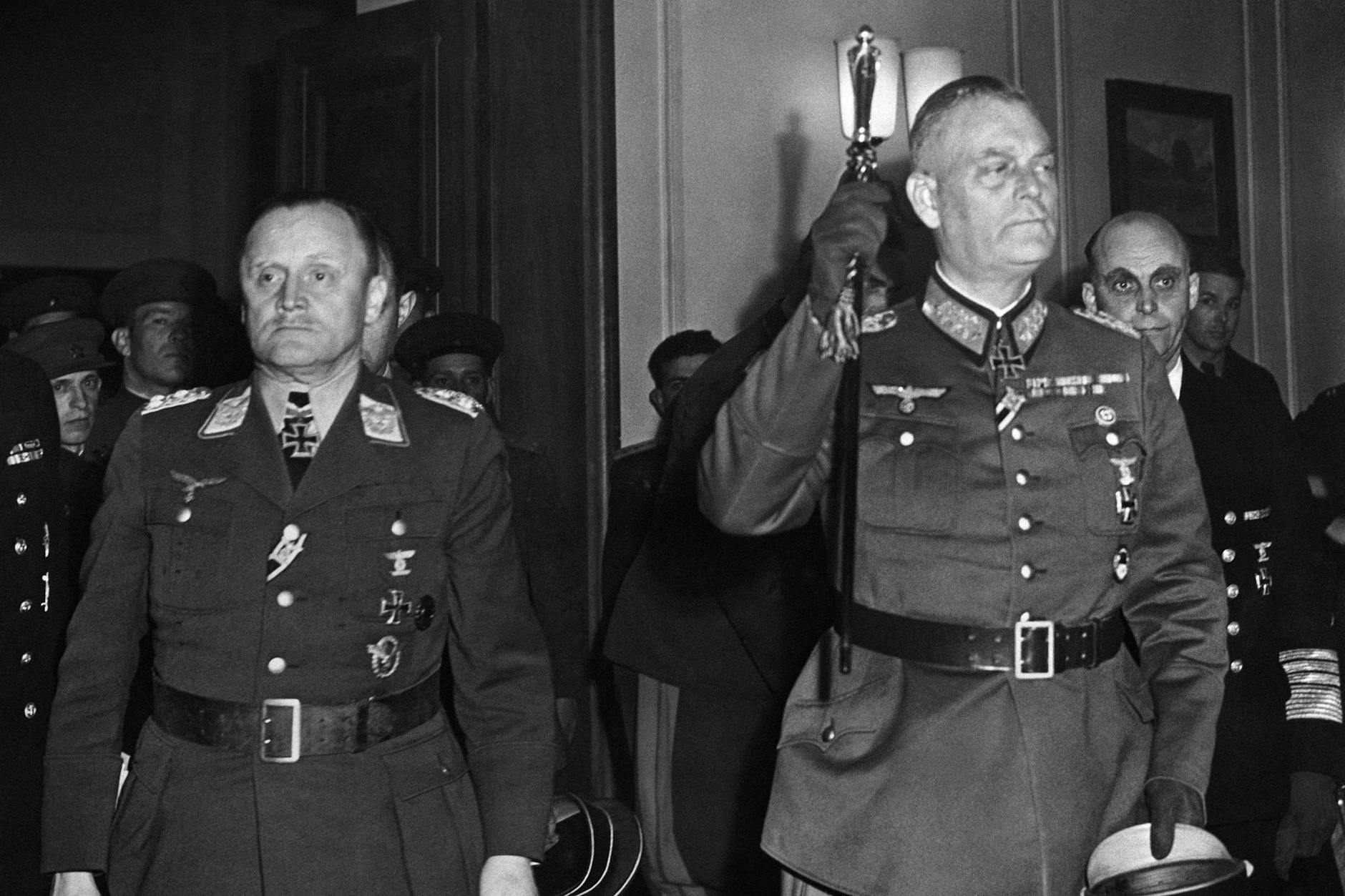 General Hans-Jürgen Stumpff (L), Wilhelm Keitel (2nd R) und Hans-Georg von Friedeburg (R) unterzeichnen in Berlin am 8. Mai 1945 Deutschlands Kapitulation.