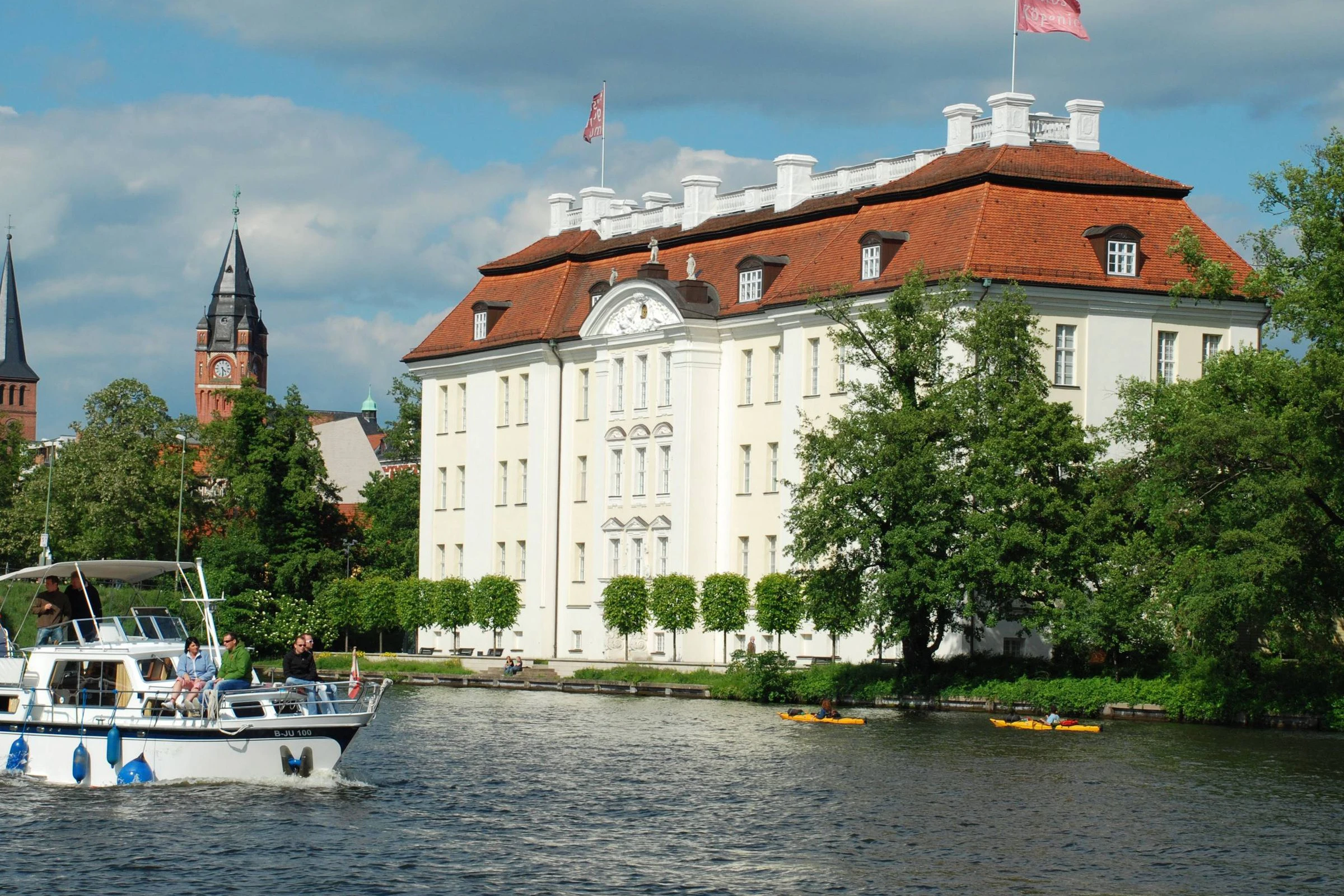 Au der Köpenicker Schlossinsel steht das wunderschöne Schloss, in dem einzigartige Raumkunst des Kunstgewerbemuseums gezeigt wird.