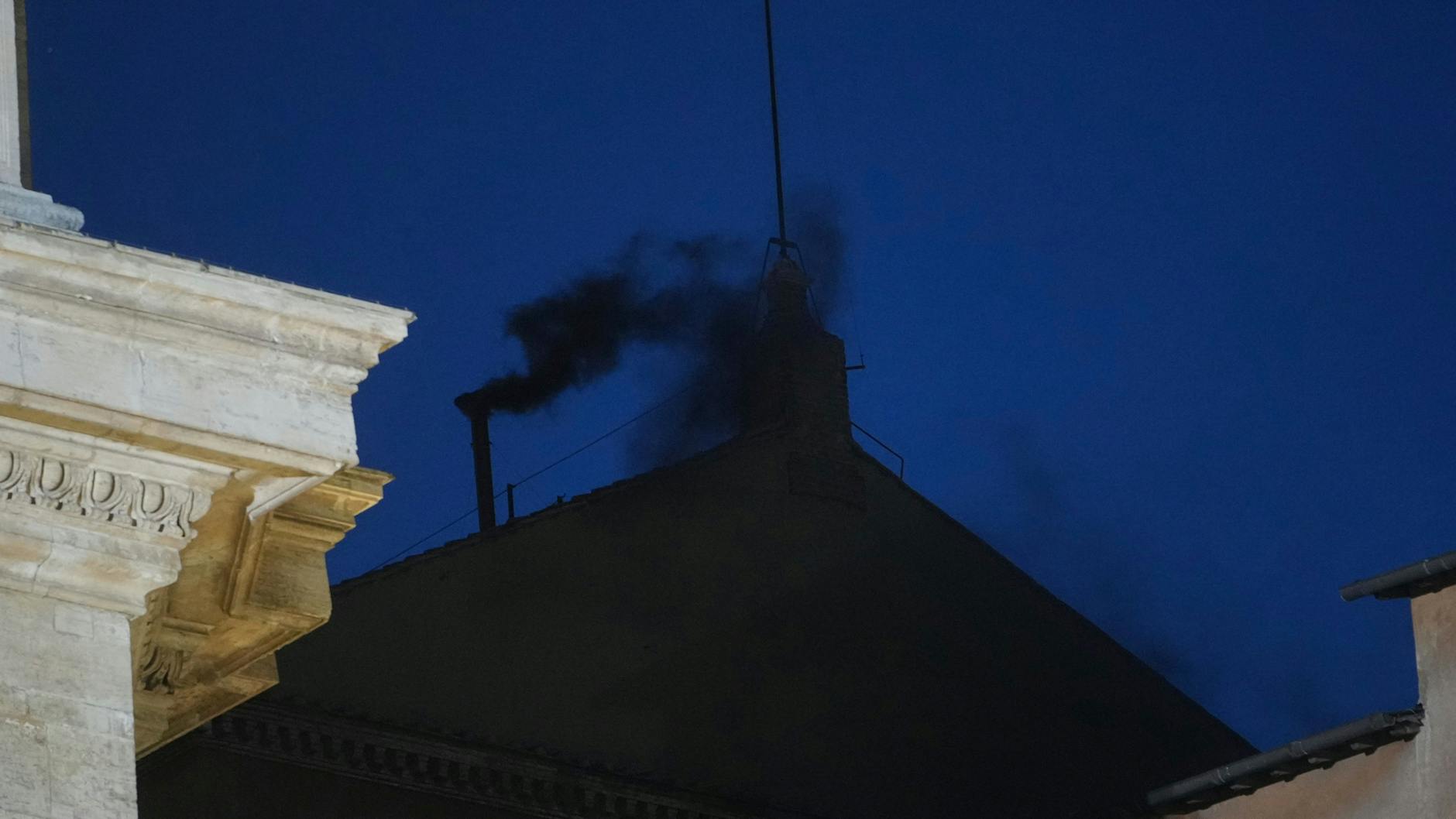 Vatikanstadt am Mittwochabend: Schwarzer Rauch quillt aus dem Schornstein der Sixtinischen Kapelle.