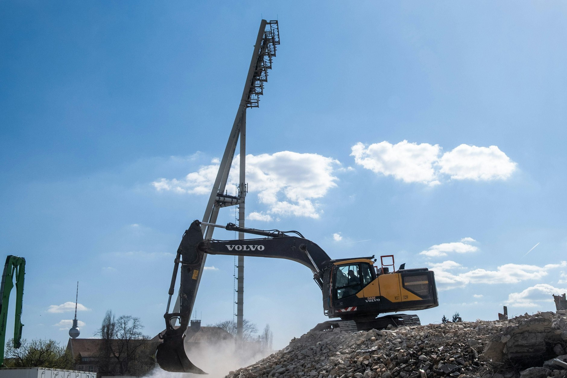 Der Abrissbagger hat ganze Arbeit geleistet. Von der Haupttribüne des Jahnstadions ist fast gar nichts mehr zu sehen. Und es staubt ganz schön. Das Foto entstand Anfang April 2025, als die Asbest-Funde noch nicht öffentlich gemacht wurden.