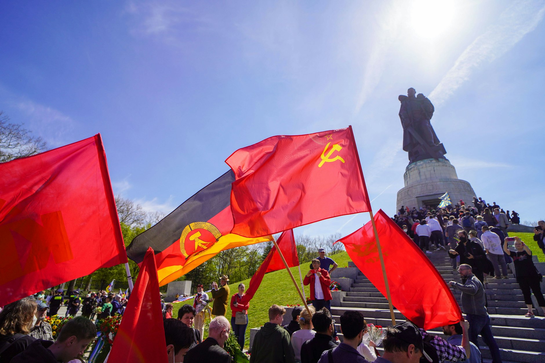 Das Sowjetische Ehrenmal in Berlin-Treptow war in der DDR einer der Orte, an dem am 8. Mai der „Tag der Befreiung“ begangen wurde. Auch heute zeigt man dort gerne die DDR- und Sowjetunion-Fahnen.