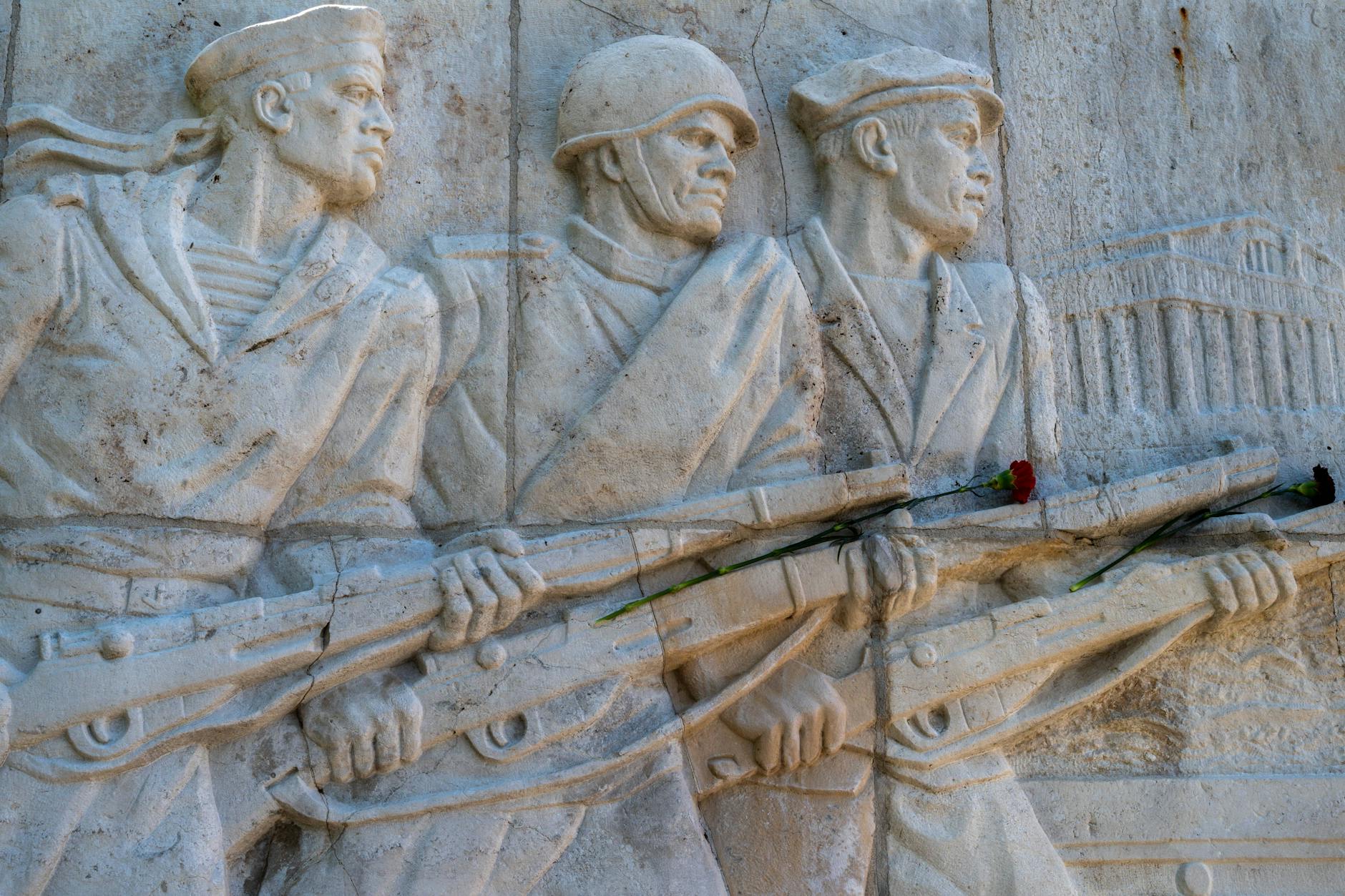 Das Sowjetische Ehrenmal im Treptower Park ist das größte Denkmal für die gefallenen Soldaten der Roten Armee in Deutschland – hier sind am 8. und 9. Mai sowjetischen Flaggen verboten. Was denken Sie darüber?