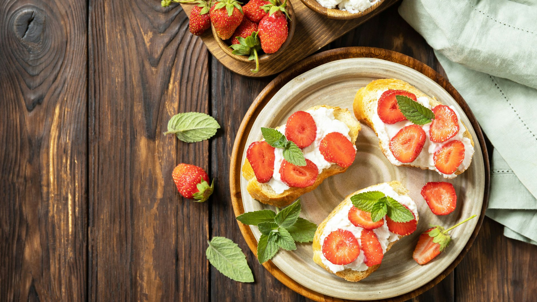Probieren Sie zum Frühstück doch mal Toast mit Erdbeeren. Das Rezept ist simpel und so lecker. 