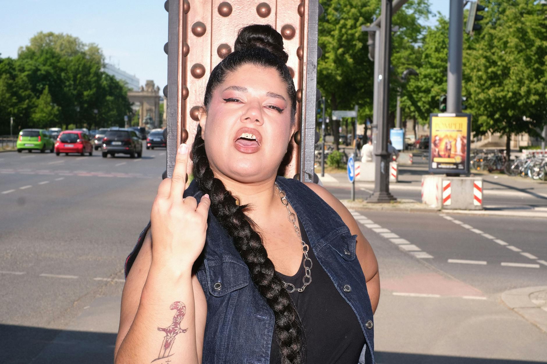 Mittelfinger gegen die Mullahs: Die Sängerin Faravaz beim Fotoshooting mit der Berliner Zeitung