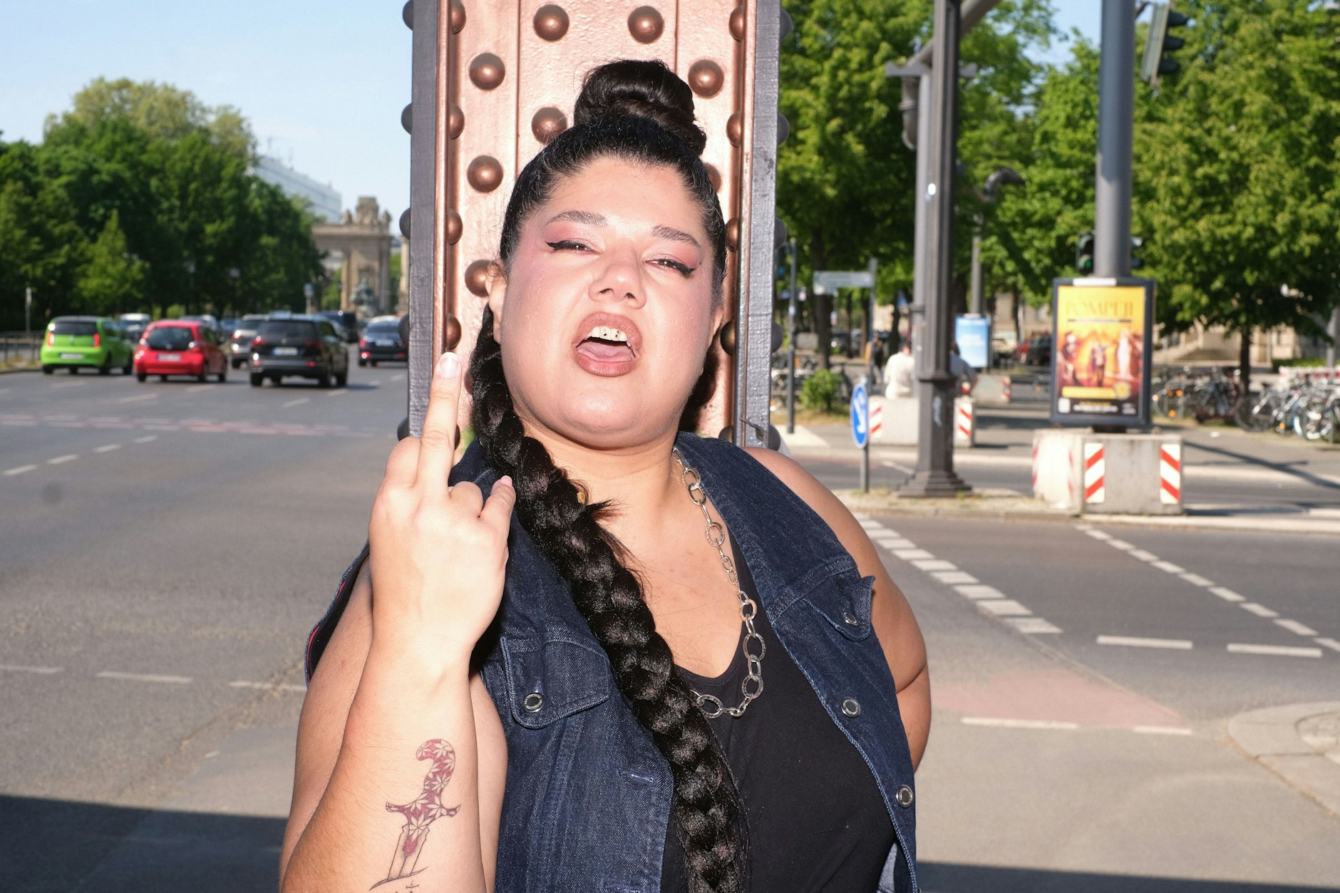 Mittelfinger gegen die Mullahs: Die Sängerin Faravaz beim Fotoshooting mit der Berliner Zeitung